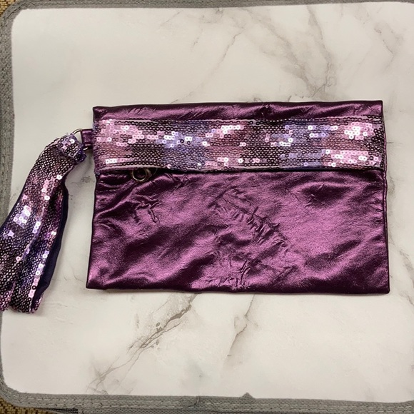 Metallic purple wristlet - Picture 1 of 3